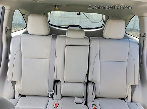 5TDJZRFH1JS560362 2018 TOYOTA HIGHLANDER Silver Rear seats view