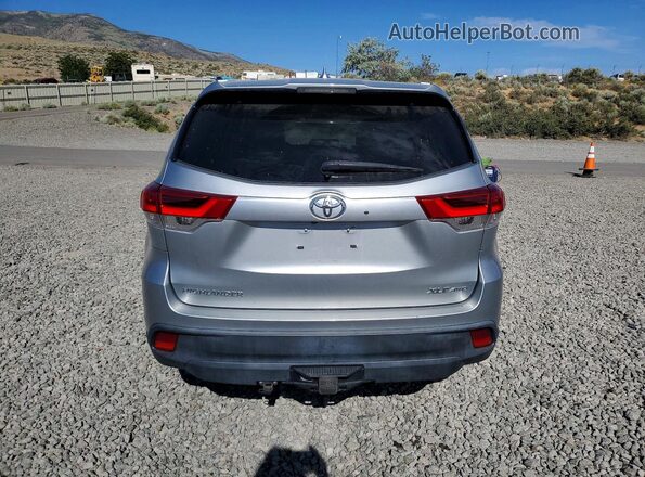 5TDJZRFH1JS560362 2018 TOYOTA HIGHLANDER Silver Rear view