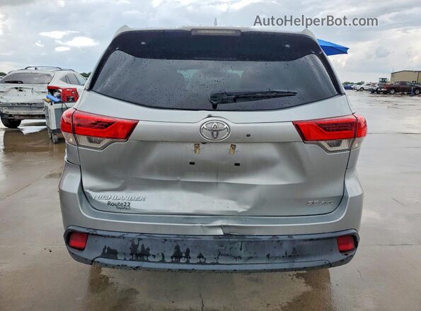 5TDJZRFH1JS895749 2018 TOYOTA HIGHLANDER Silver უკანა ხედი