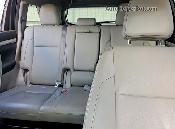 5TDJZRFH2HS514842 2017 TOYOTA HIGHLANDER White უკანა სავარძლების ხედი