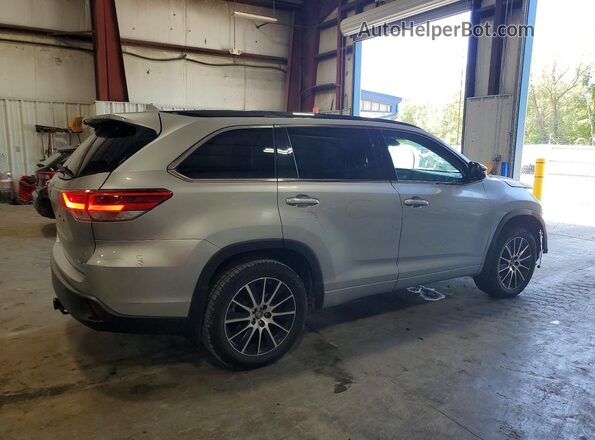 5TDJZRFH2JS494064 2018 TOYOTA HIGHLANDER Silver Trasero derecho