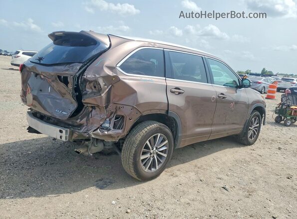 5TDJZRFH2JS882556 2018 TOYOTA HIGHLANDER Brown Trasero derecho
