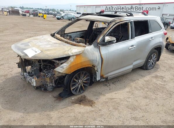 5TDJZRFH2JS890768 2018 TOYOTA HIGHLANDER Silver Передня ліва чверть