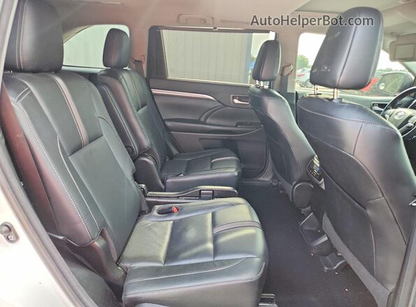 5TDJZRFH3HS457258 2017 TOYOTA HIGHLANDER White Rear interior view