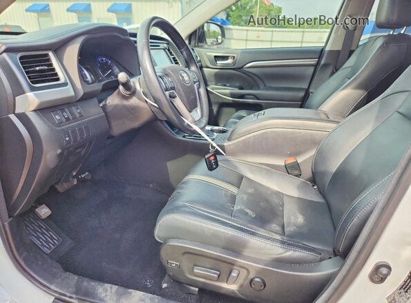 5TDJZRFH3HS457258 2017 TOYOTA HIGHLANDER White Front interior view