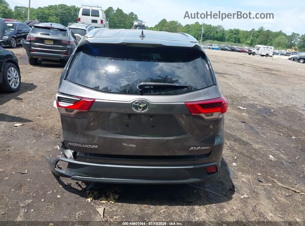 5TDJZRFH3JS529310 2018 TOYOTA HIGHLANDER Silver 
