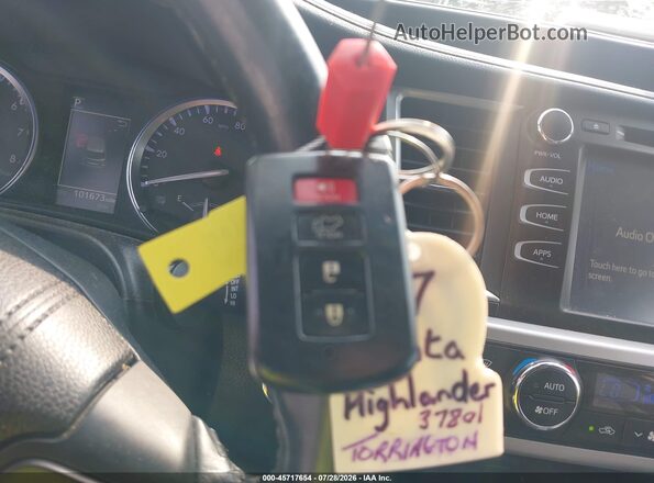 5TDJZRFH4HS436077 2017 TOYOTA HIGHLANDER Черный Вид панели приборов
