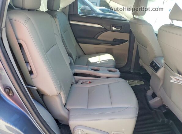 5TDJZRFH4JS497970 2018 TOYOTA HIGHLANDER Blue Rear interior view