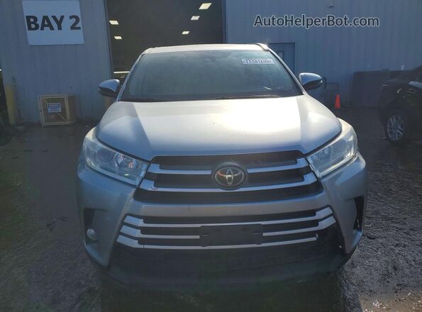 5TDJZRFH4JS802979 2018 TOYOTA HIGHLANDER Silver Widok z przodu