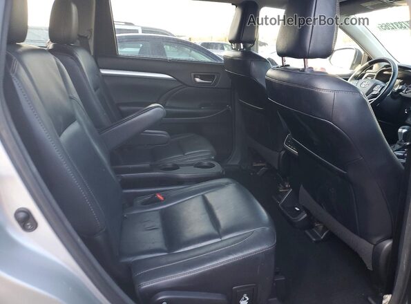 5TDJZRFH4JS802979 2018 TOYOTA HIGHLANDER Silver Widok wnętrza z tyłu