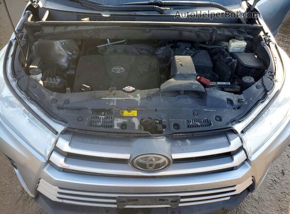 5TDJZRFH4JS802979 2018 TOYOTA HIGHLANDER Silver Widok komory silnika