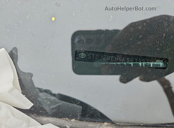 5TDJZRFH5KS613579 2019 TOYOTA HIGHLANDER Silver VIN კოდის სტიკერის ხედი