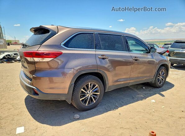 5TDJZRFH5KS717926 2019 TOYOTA HIGHLANDER Tan Trasero derecho