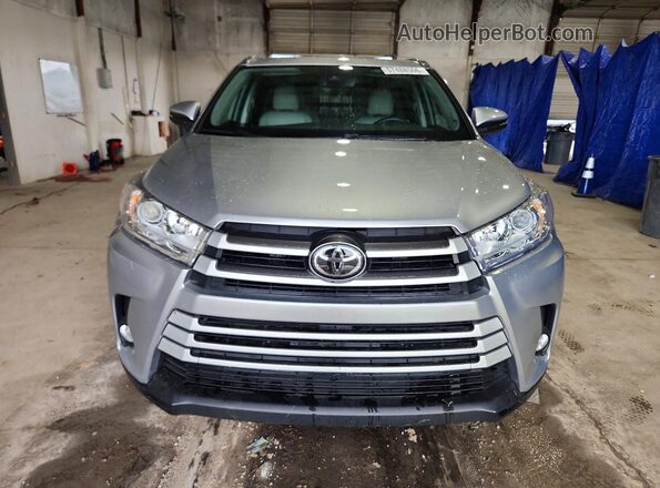 5TDJZRFH6HS374729 2017 TOYOTA HIGHLANDER Silver Front view