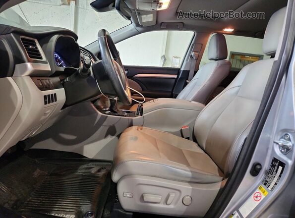 5TDJZRFH6HS374729 2017 TOYOTA HIGHLANDER Silver Front interior view