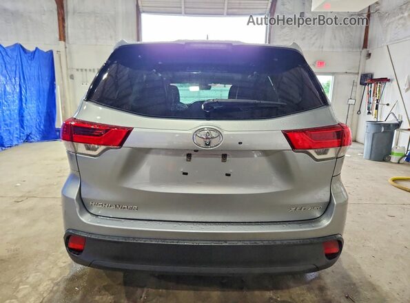 5TDJZRFH6HS374729 2017 TOYOTA HIGHLANDER Silver Rear view