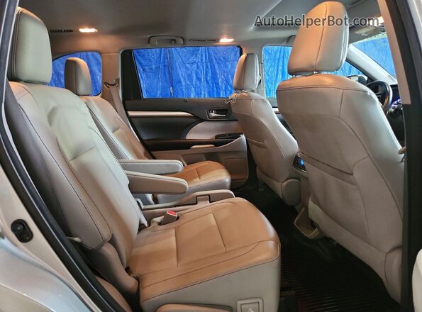 5TDJZRFH6HS374729 2017 TOYOTA HIGHLANDER Silver Rear interior view