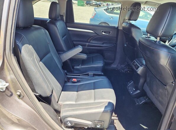 5TDJZRFH6HS414193 2017 TOYOTA HIGHLANDER Серый Вид задней части салона