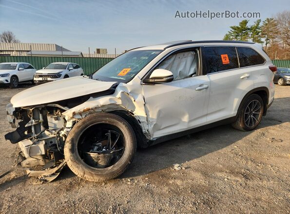 5TDJZRFH8KS944446 2019 TOYOTA HIGHLANDER White Սալոնի 360 աստիճան տեսք