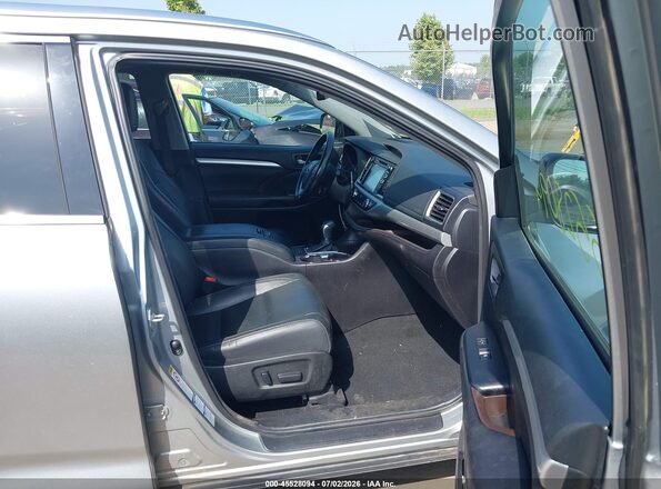 5TDJZRFH9HS395865 2017 TOYOTA HIGHLANDER Серебряный Вид салона спереди