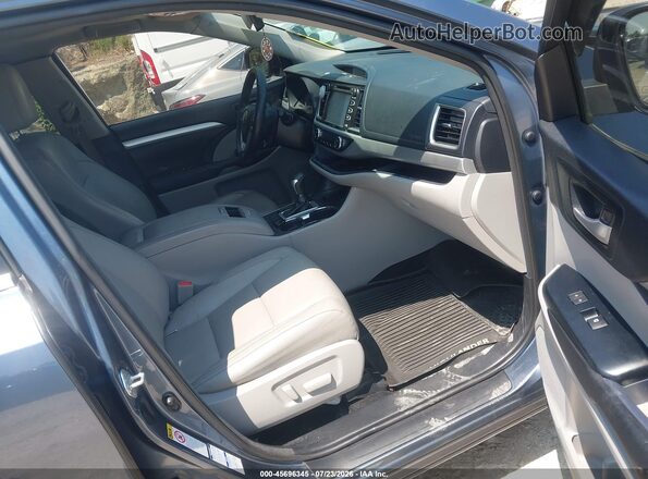 5TDJZRFH9HS449553 2017 TOYOTA HIGHLANDER Light Blue Вид салона спереди
