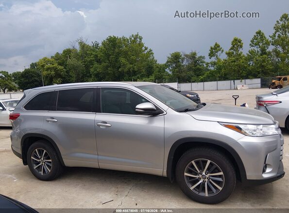 5TDJZRFH9JS492747 2018 TOYOTA HIGHLANDER Gray Rear interior view