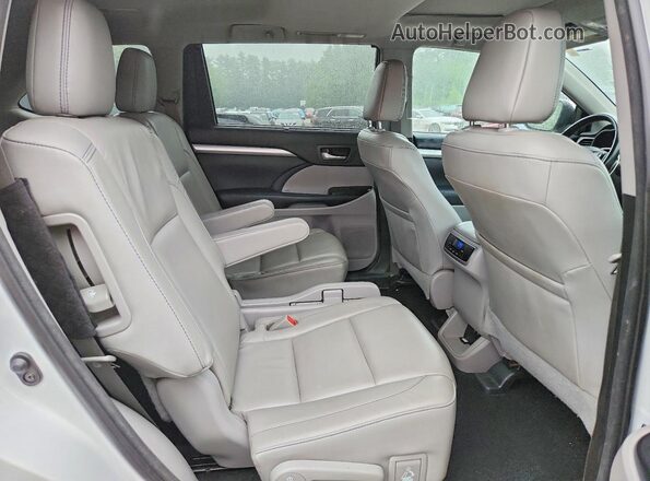 5TDJZRFH9JS532891 2018 TOYOTA HIGHLANDER White Rear interior view
