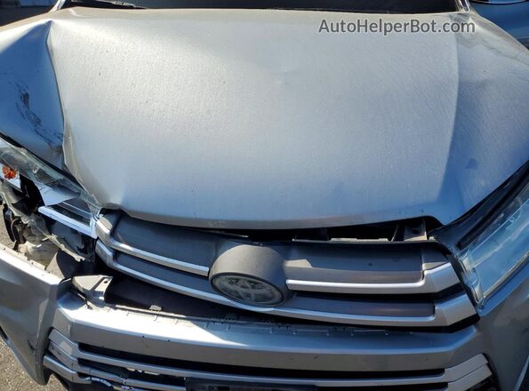 5TDJZRFH9JS560643 2018 TOYOTA HIGHLANDER Silver Շարժիչի բաժամունքի տեսք