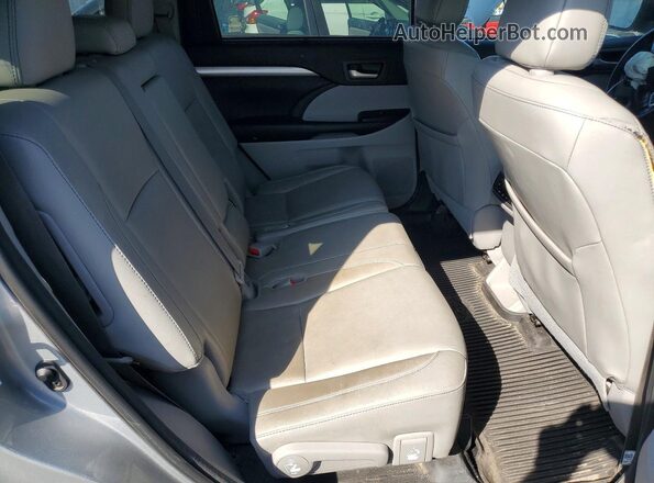 5TDJZRFH9JS560643 2018 TOYOTA HIGHLANDER Silver Սալոնի հետևի տեսք