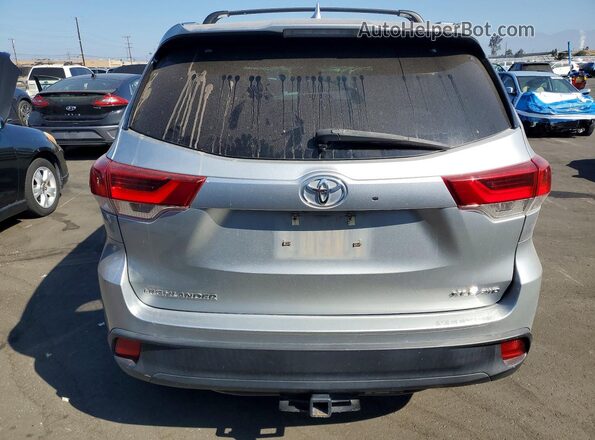 5TDJZRFH9JS560643 2018 TOYOTA HIGHLANDER Silver Հետևի տեսք