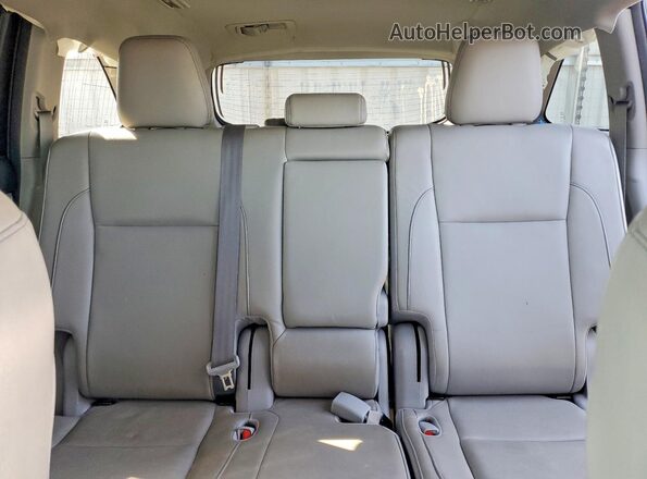 5TDJZRFH9JS560643 2018 TOYOTA HIGHLANDER Silver Հետևի նստատեղերի տեսք