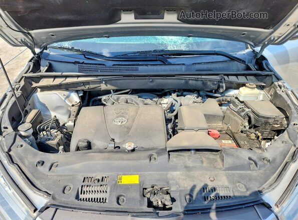 5TDJZRFH9JS897779 2018 TOYOTA HIGHLANDER Silver Widok komory silnika