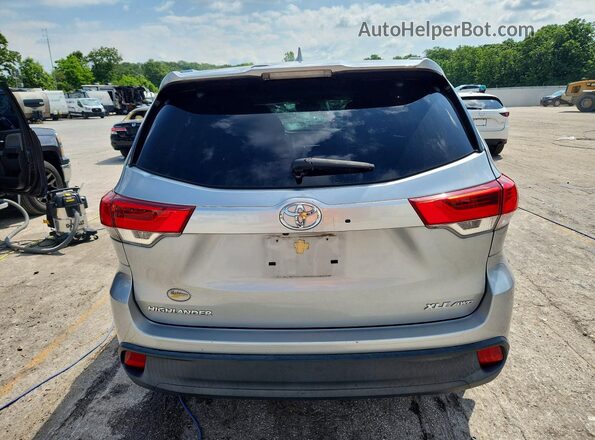 5TDJZRFH9JS897779 2018 TOYOTA HIGHLANDER Silver Widok z tyłu