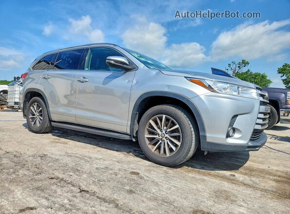 5TDJZRFH9JS897779 2018 TOYOTA HIGHLANDER Silver Przód prawy