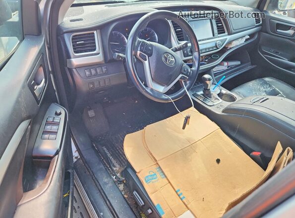 5TDJZRFH9JS897779 2018 TOYOTA HIGHLANDER Silver Widok deski rozdzielczej