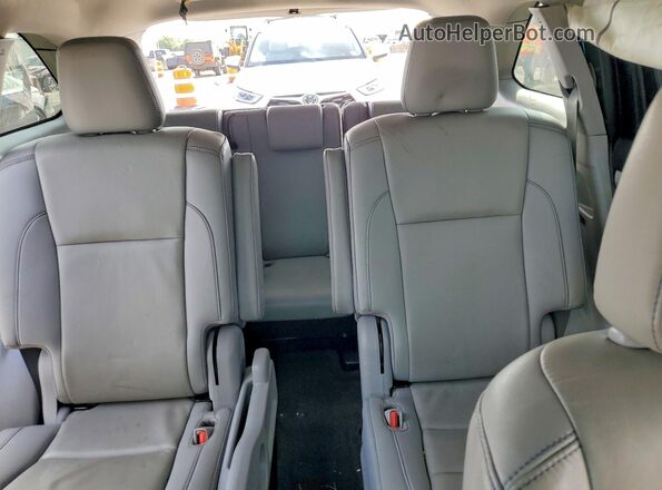 5TDJZRFH9KS583213 2019 TOYOTA HIGHLANDER Silver Vista de los asientos traseros