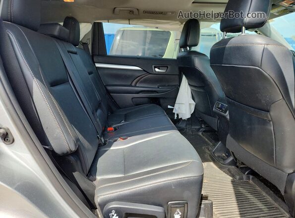5TDJZRFH9KS588346 2019 TOYOTA HIGHLANDER Silver Rear interior view