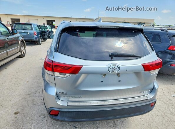 5TDJZRFH9KS588346 2019 TOYOTA HIGHLANDER Silver Rear view