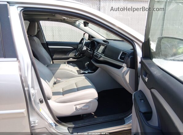 5TDJZRFHXJS556987 2018 TOYOTA HIGHLANDER Silver Vista interior delantera