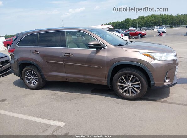 5TDJZRFHXJS801352 2018 TOYOTA HIGHLANDER Brown Вид задньої частини салону