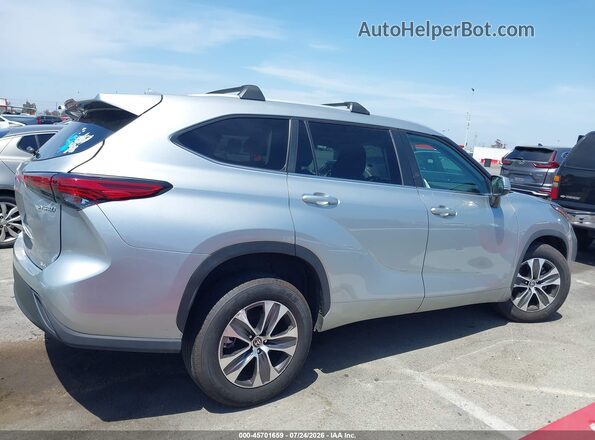 5TDKARAH8PS523594 2023 TOYOTA HIGHLANDER Silver Вид задньої частини салону