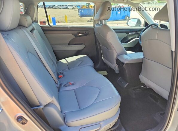 5TDKBRCH9SS682126 2025 TOYOTA HIGHLANDER Silver Vista interior trasera