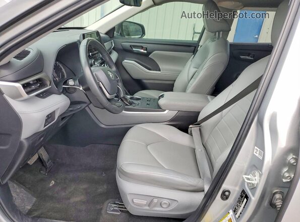 5TDKDRAH8PS003130 2023 TOYOTA HIGHLANDER Silver Front interior view
