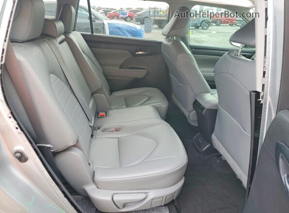 5TDKDRAH8PS003130 2023 TOYOTA HIGHLANDER Silver Rear interior view