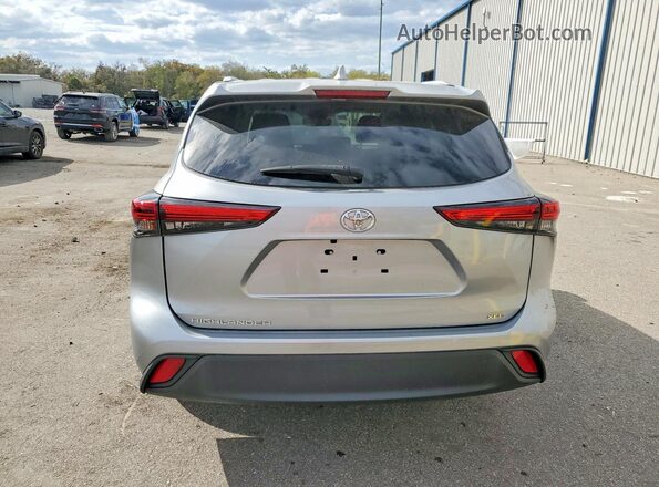 5TDKDRAH8PS003130 2023 TOYOTA HIGHLANDER Silver Rear view
