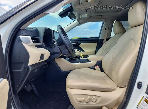 5TDKDRAH8PS028898 2023 TOYOTA HIGHLANDER Белый Вид салона спереди