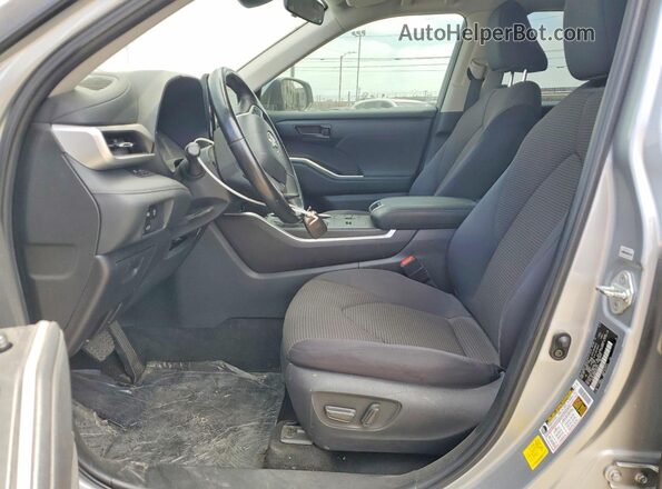 5TDKDRAHXPS001671 2023 TOYOTA HIGHLANDER Серебряный Вид салона спереди