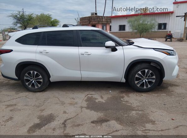 5TDKDRAHXPS006708 2023 TOYOTA HIGHLANDER White Սարքավորումների վահանակի տեսք