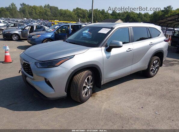 5TDKDRBH0SS588423 2025 TOYOTA HIGHLANDER Silver Vista tres cuartos delantera izquierda