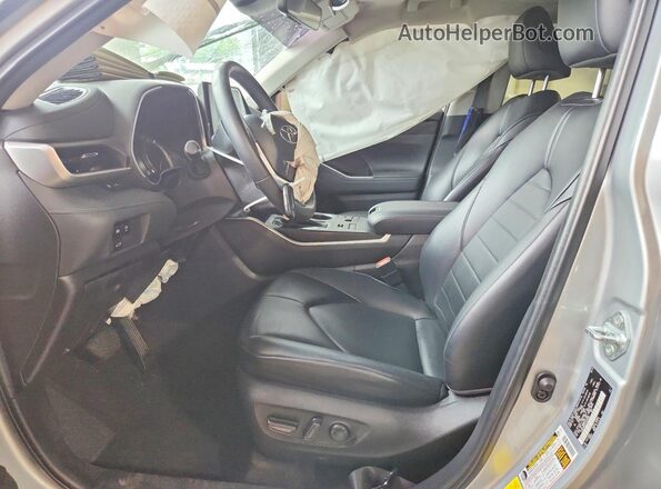 5TDKDRBH5PS046600 2023 TOYOTA HIGHLANDER Серебряный Вид салона спереди